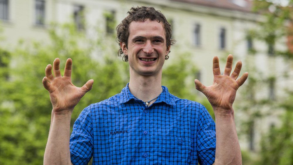 Proti světové elitě, v pozadí Pražský hrad. Musím se s tím poprat, hlásí Ondra. Přihlížet bude i syn